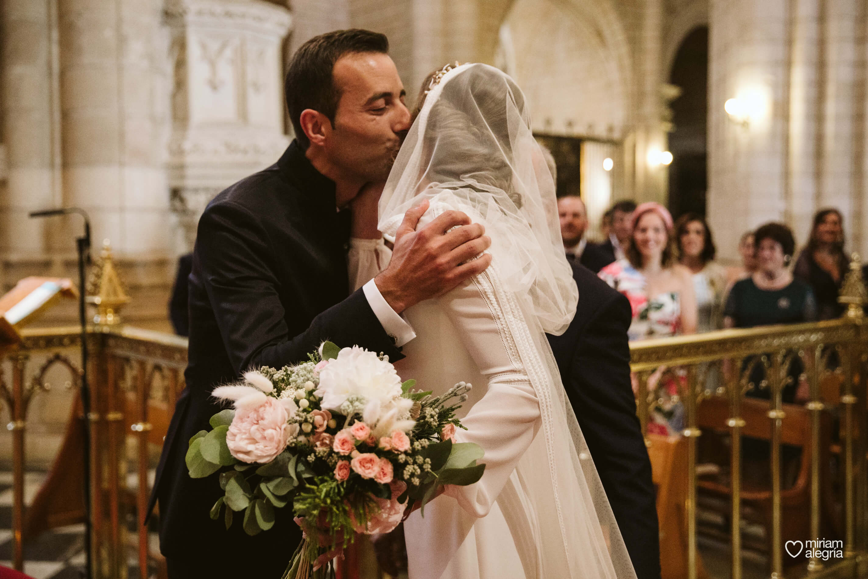 novia-con-capa-miriam-alegria-fotografo-boda-estilo-rebeca-esteban-finca-buenavista