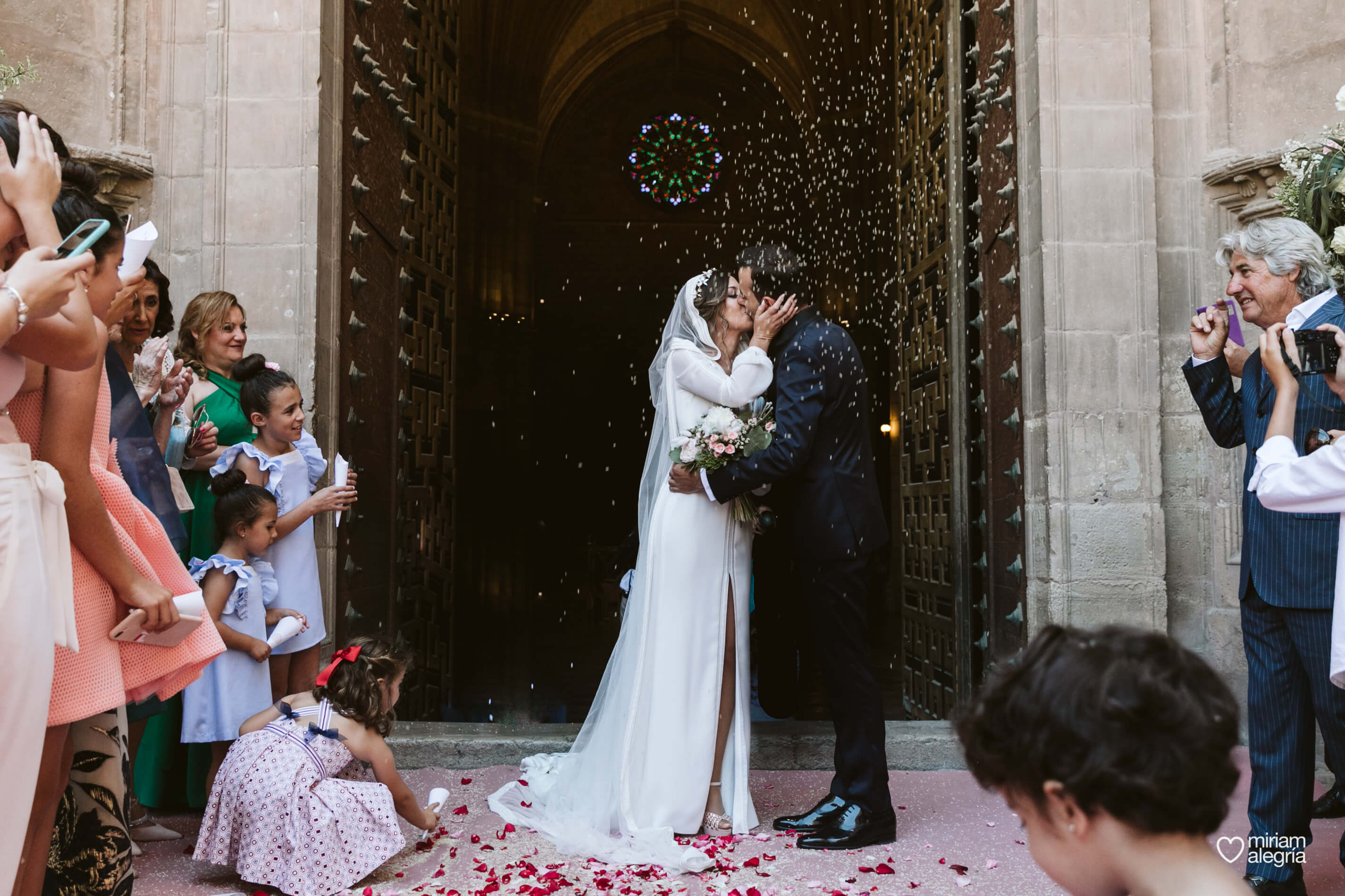 novia-con-capa-miriam-alegria-fotografo-boda-estilo-rebeca-esteban-finca-buenavista